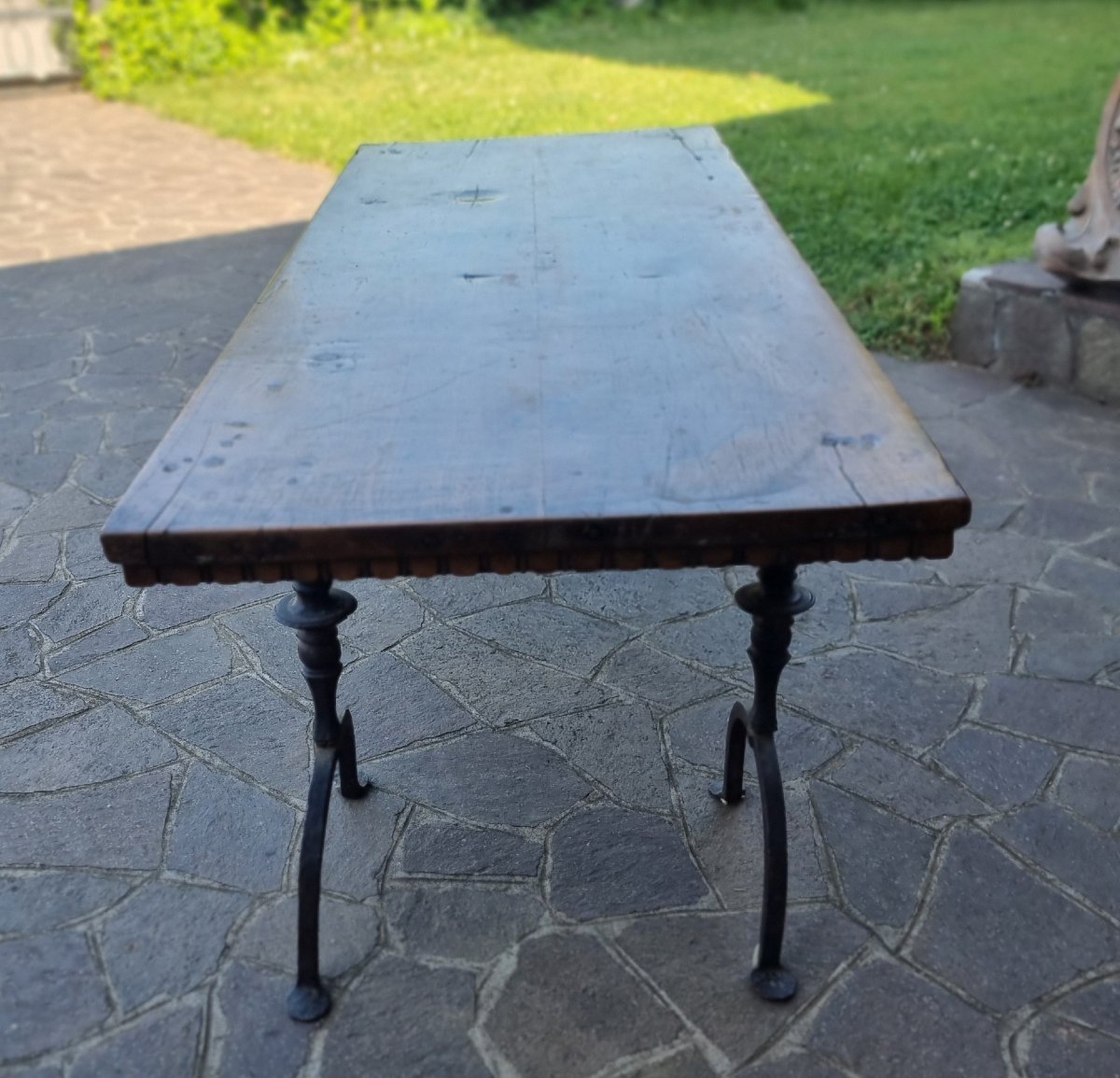 Table basse de salon avec plateau en noyer du XVIIe siècle et bases en fer forgé-photo-4