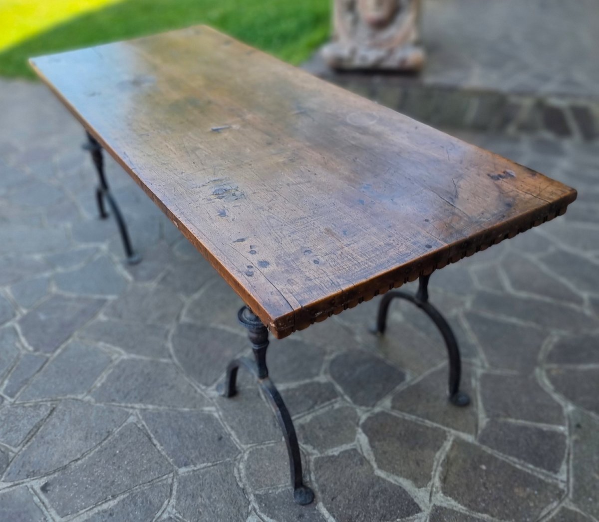 Table basse de salon avec plateau en noyer du XVIIe siècle et bases en fer forgé-photo-2