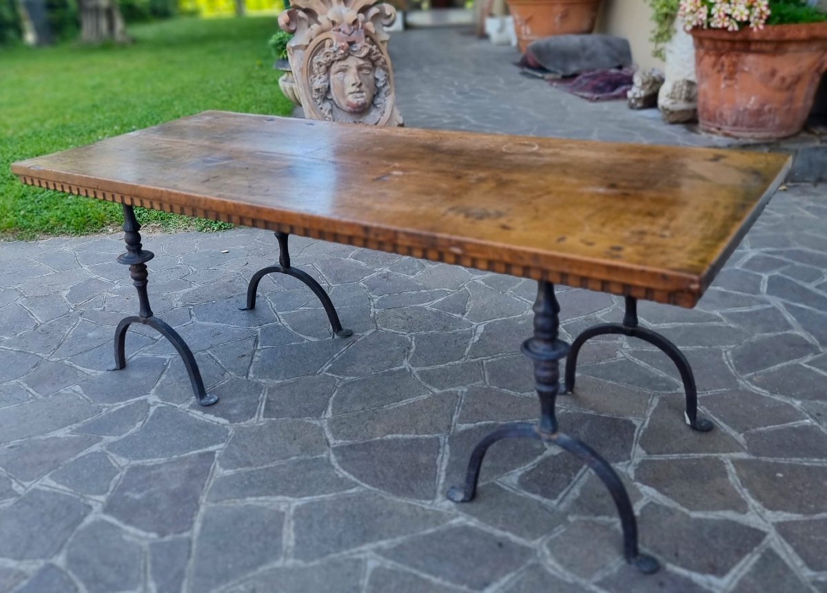 Table basse de salon avec plateau en noyer du XVIIe siècle et bases en fer forgé-photo-4
