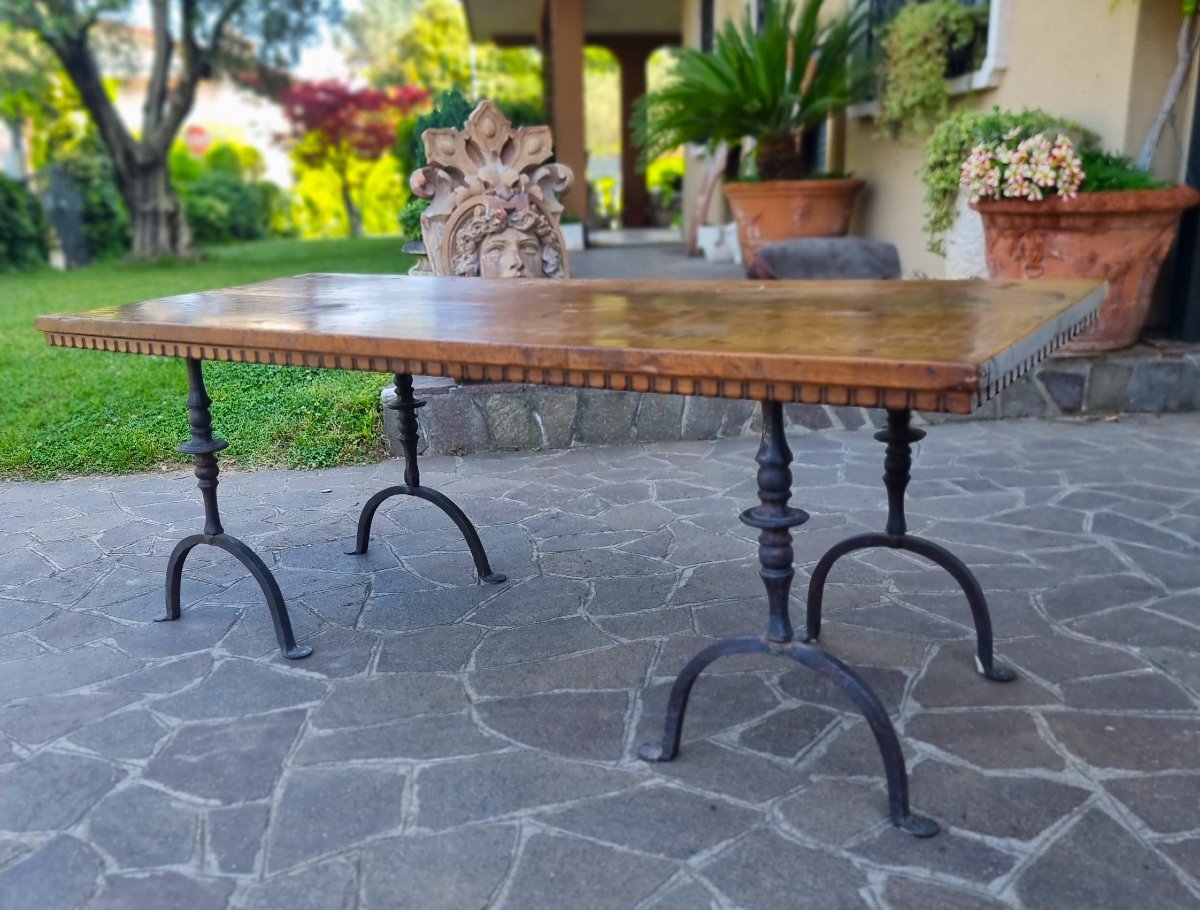 Table basse de salon avec plateau en noyer du XVIIe siècle et bases en fer forgé