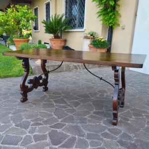 Interwoven Elegance And History: The 18th Century Bolognese Walnut Fratino Table