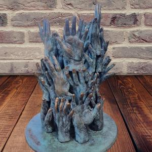 Œuvre majeure en bronze « Mains de la Paix » de Gino Masciarelli, années 1970