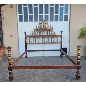 Lit en bois de noyer avec dorure du XVIIe siècle, Sardaigne, provenant d'un palais noble