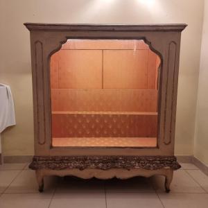 Late 18th-century Piedmontese Showcase Ivory Lacquered With Silver Mecca Cornice