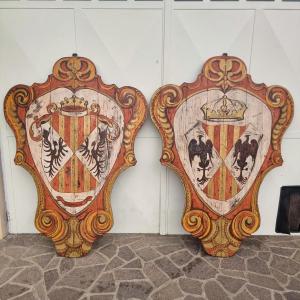 Paire de boucliers en bois nobles peints du XXe siècle