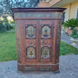 Armoire tyrolienne du XVIIIe siècle avec peintures d'origine