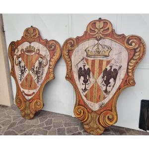 Paire de boucliers en bois nobles peints du XXe siècle