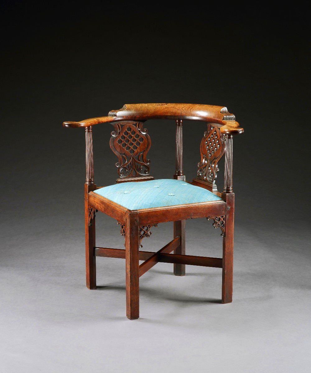 Chaise d'angle en acajou sculpté d'époque George II