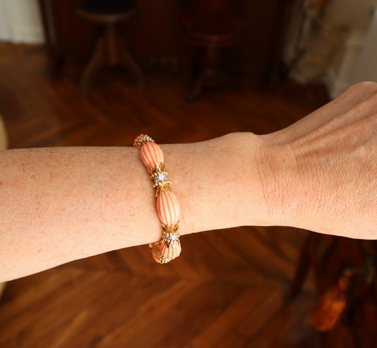 Van Cleef And Arpels Bracelet à Motifs De Corail Godronné En Or Jaune 18 Carats Et Platine-photo-4