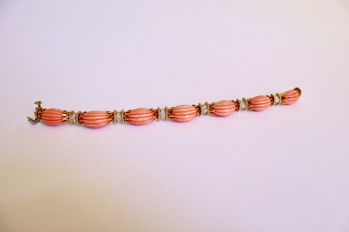 Van Cleef And Arpels Bracelet In 18 Karat Yellow Gold Platinum And Coral-photo-4