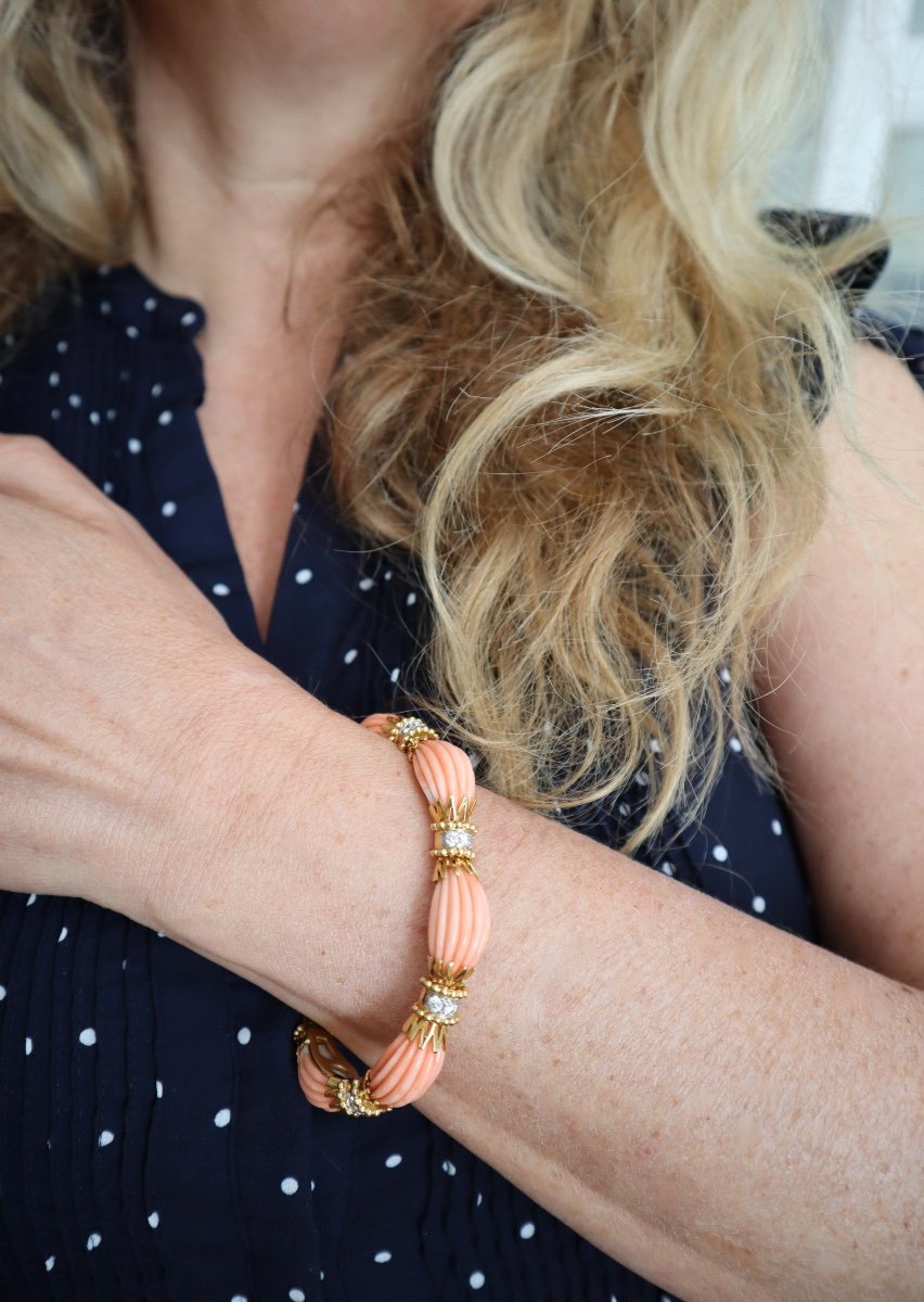Van Cleef And Arpels Bracelet In 18 Karat Yellow Gold Platinum And Coral-photo-7
