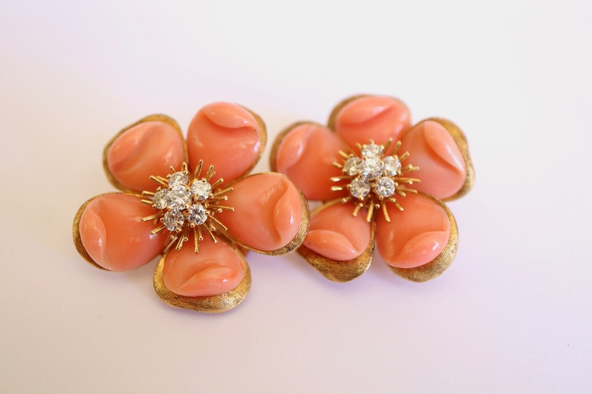 Van Cleef And Arpels Boucles d'Oreilles Rose de Noel Clips Fleurs Corail Et Or 18 Carats