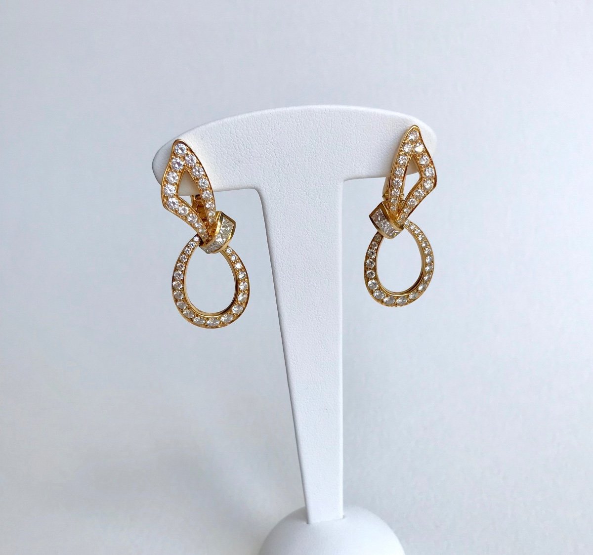 Boucheron Boucles D’oreilles En Or Jaune 18 Kt Serties De Diamants Motif Noeud Stylisé