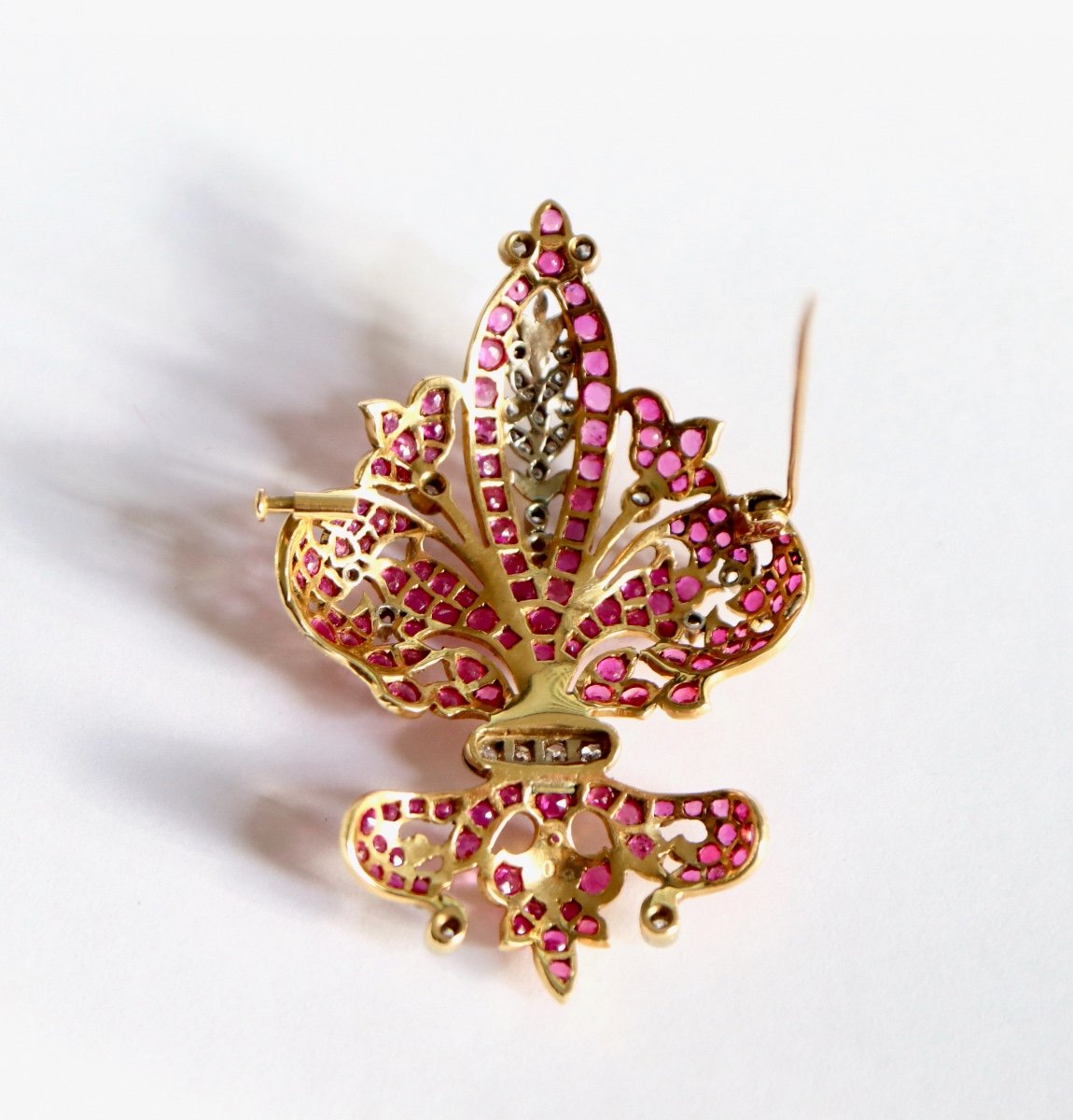 Broche Fleur De Lys Rubis Diamants  Et Or Jaune et Blanc 18 Carats-photo-3