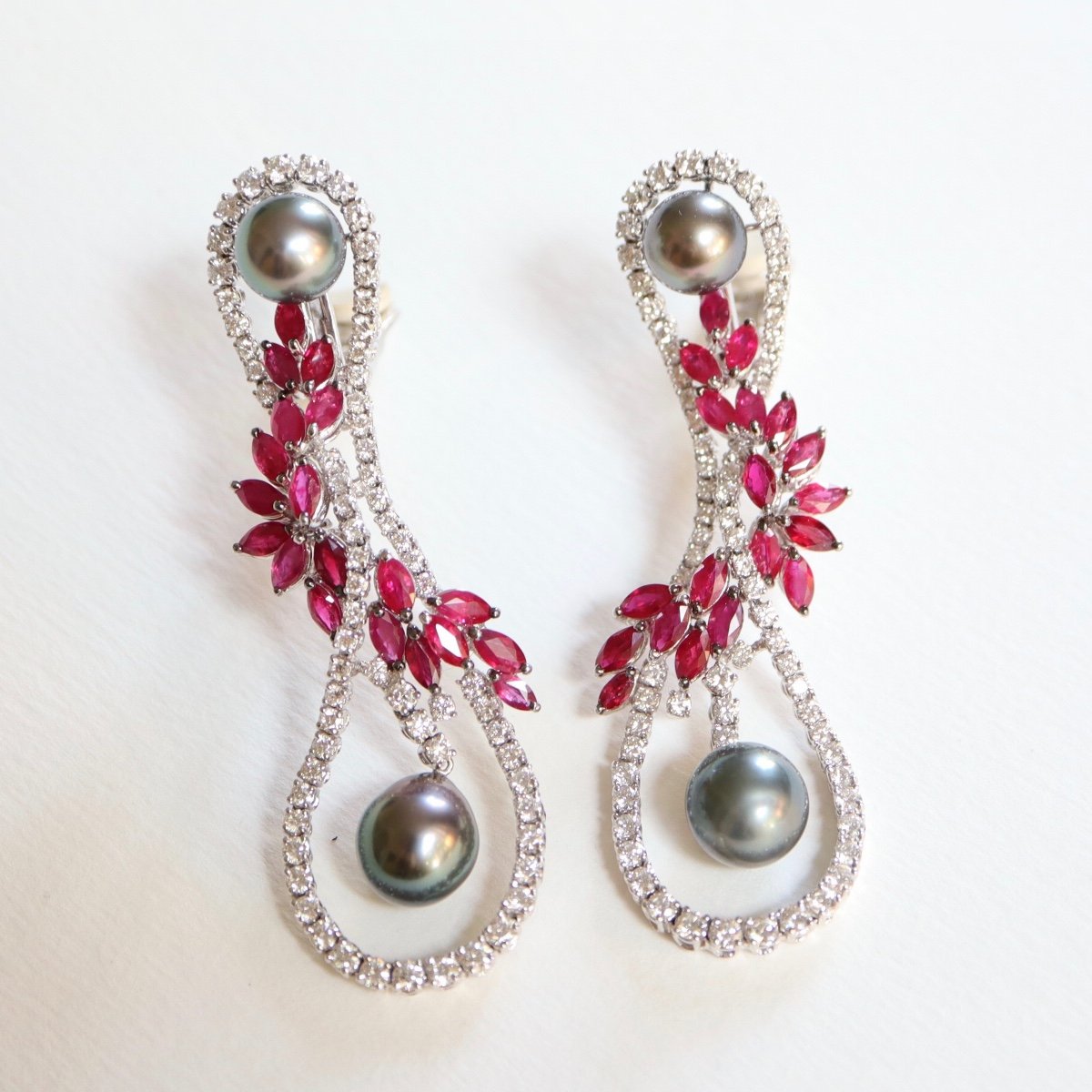 Mouawad Boucles d'Oreilles Pendantes Or Blanc Diamants Rubis