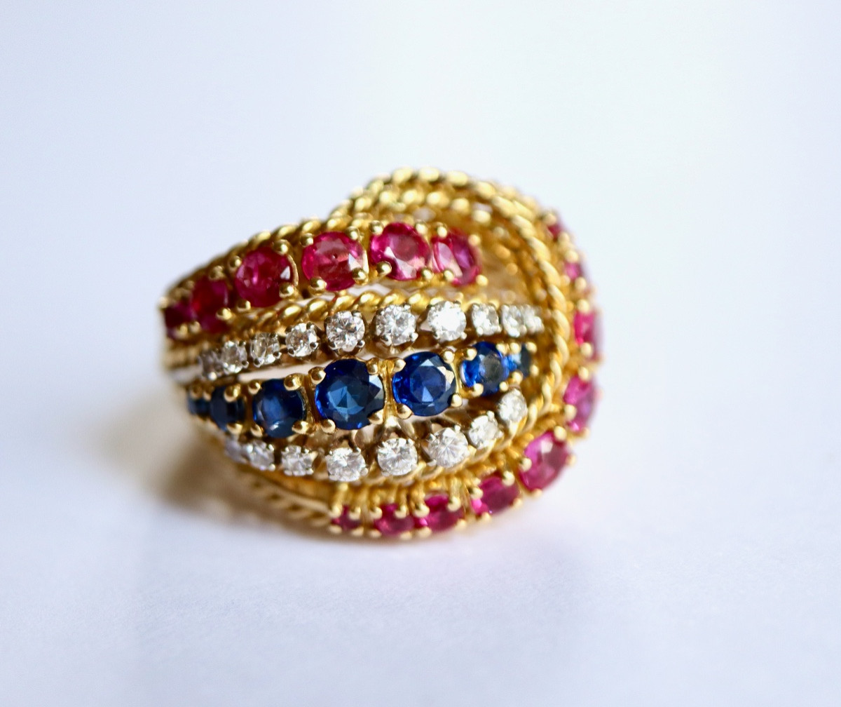 Bague années 1950 en or  saphirs rubis diamants