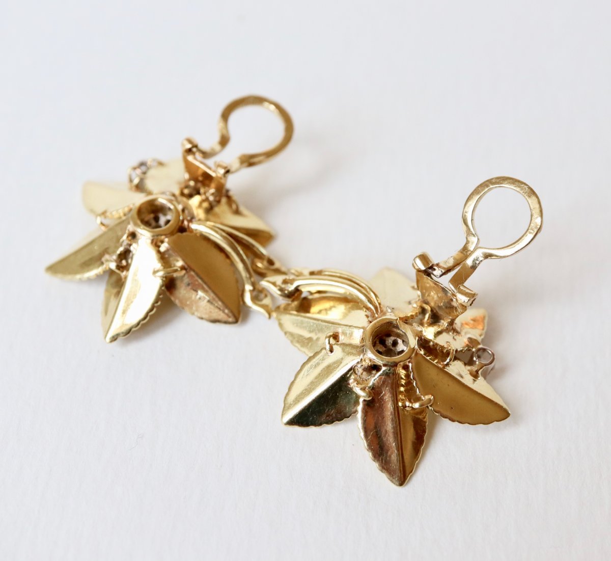 Flower Clip Earrings In 18 Kt Yellow Gold And Diamonds-photo-3