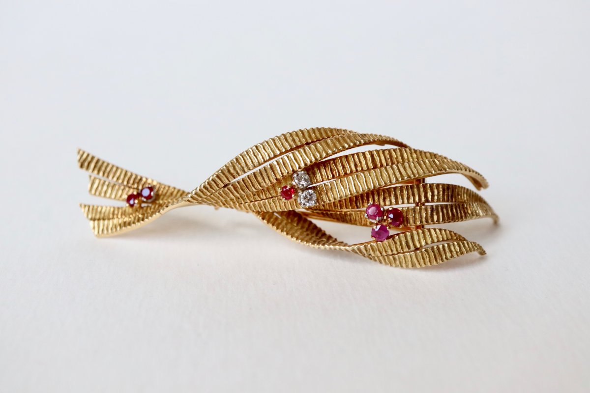 Stylized Foliage Brooch In 18k Yellow Gold Decorated With 6 Rubies And Two Diamonds-photo-4