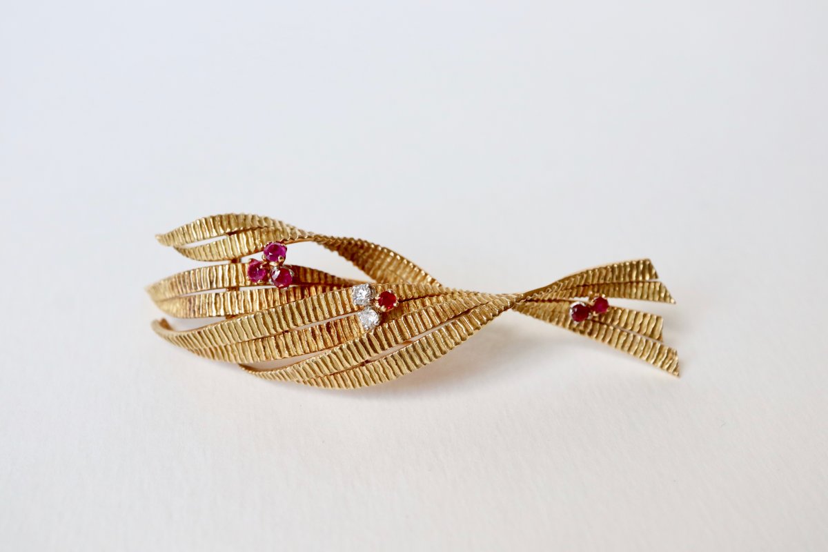 Stylized Foliage Brooch In 18k Yellow Gold Decorated With 6 Rubies And Two Diamonds-photo-1