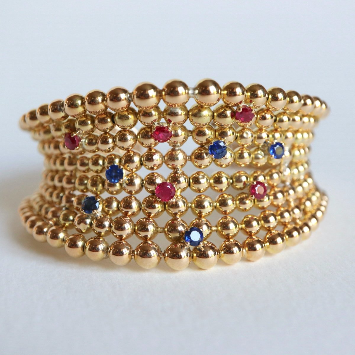 Boucheron Ravissant Bracelet en chute Huit rangs incurvés perles  Or Jaune 18 Carats Saphirs Et Rubis