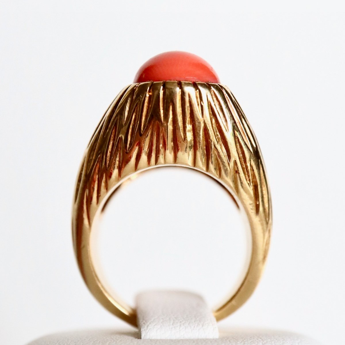Cartier Engraved 18 Kt Yellow Gold And Coral Ring-photo-3