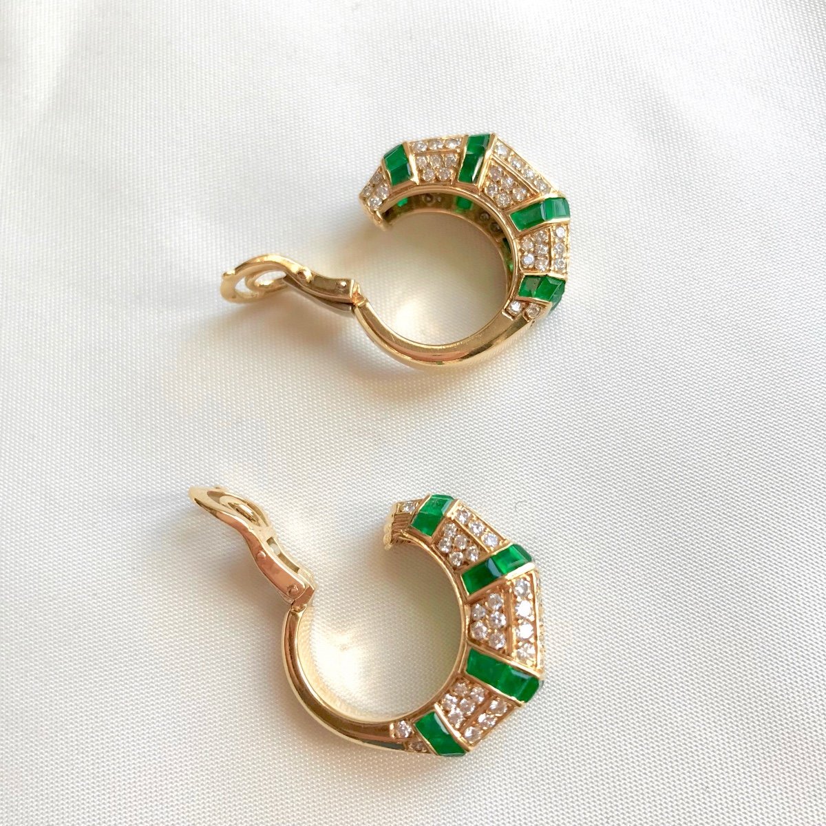 Piaget Earrings In 18 Kt Yellow Gold Diamonds And Emeralds.-photo-1