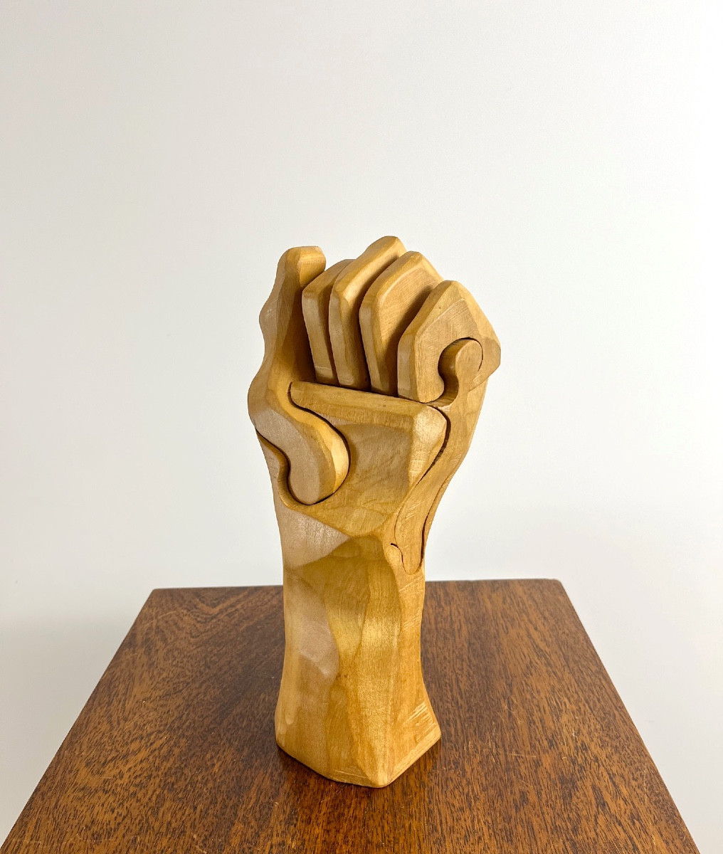 Louis de Verdal, Poing levé, sculpture/puzzle en bois
