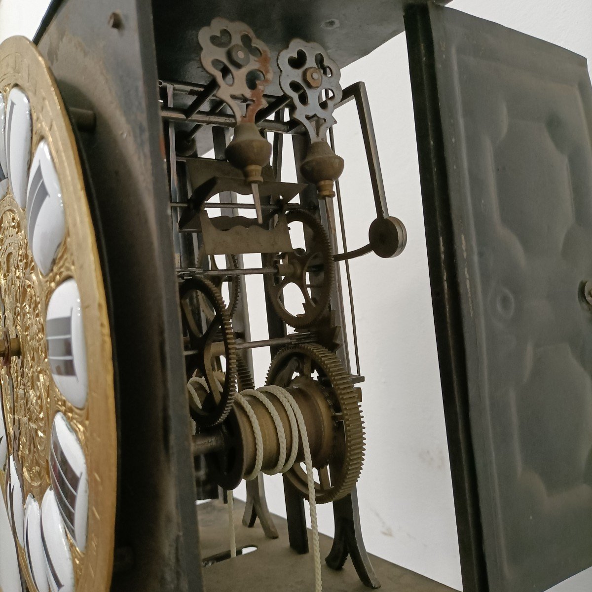 Horloge De Table Française Du 19ème Siècle à Incrustation De Boulle Sous D%c3%b4me En Verre