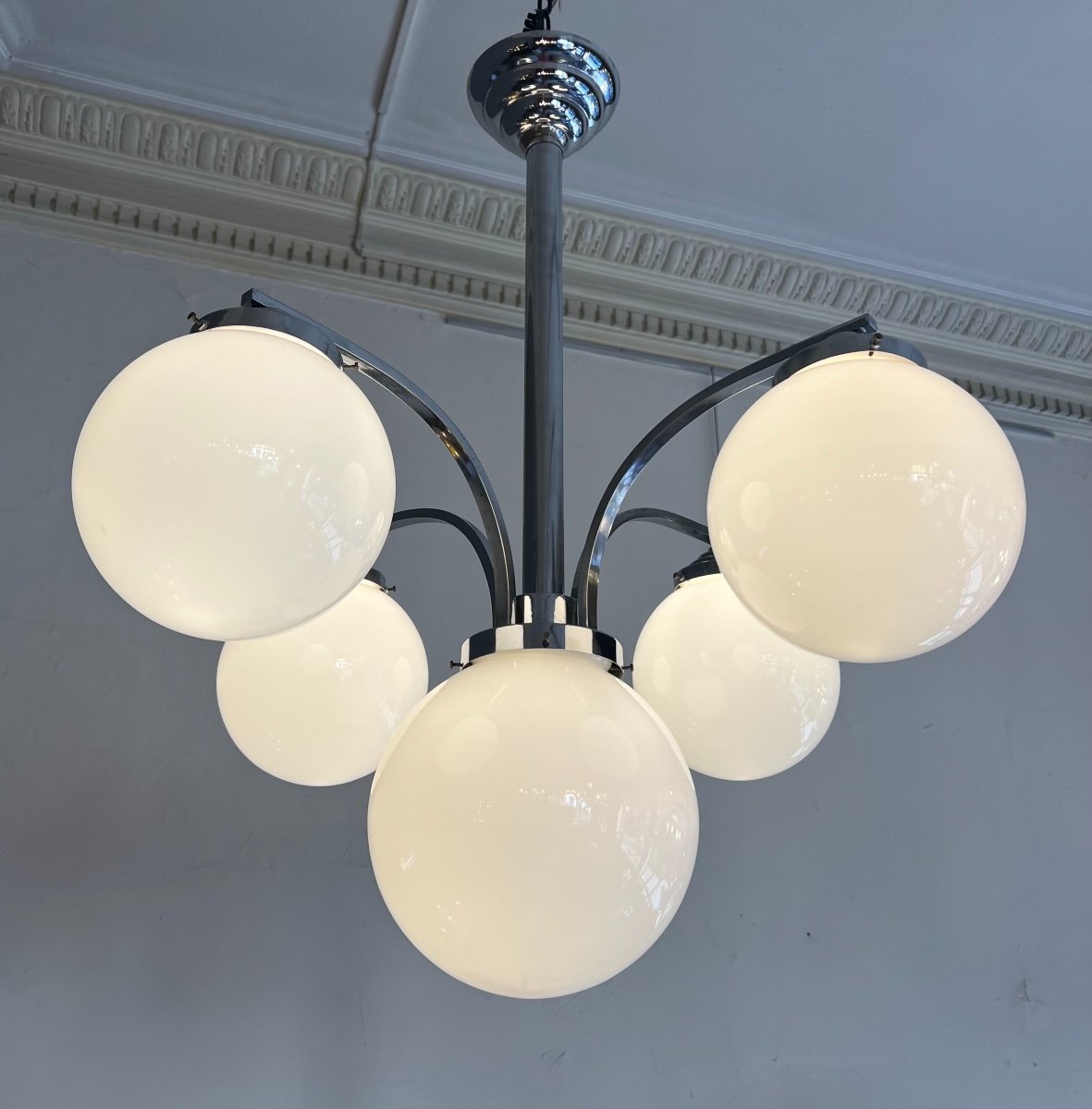 Lustre Art Déco Moderniste à 5 Boules En Opaline Blanche ( Lustres Art Deco 1930 ) -photo-1
