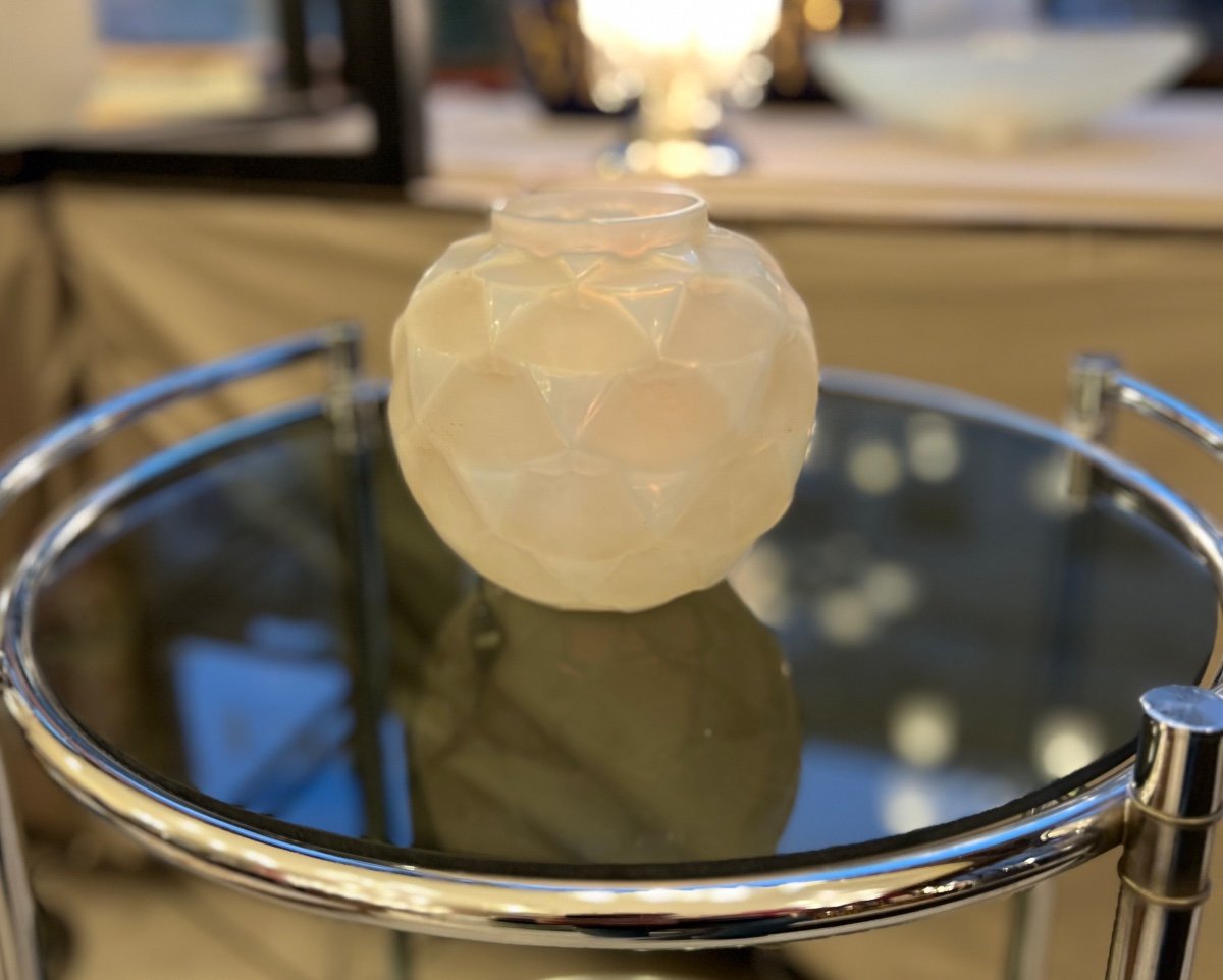 Art Deco Opalescent “ball” Vase André Hunebelle “houblon” Model Signed (vases 1930)