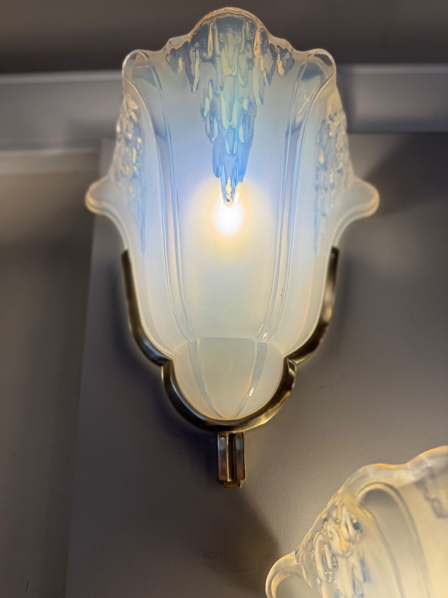 Pair Of Art Deco Wall Lights H. Petitot Signed / In Opalescent Glass And Bronze (art Deco 1930 -photo-1