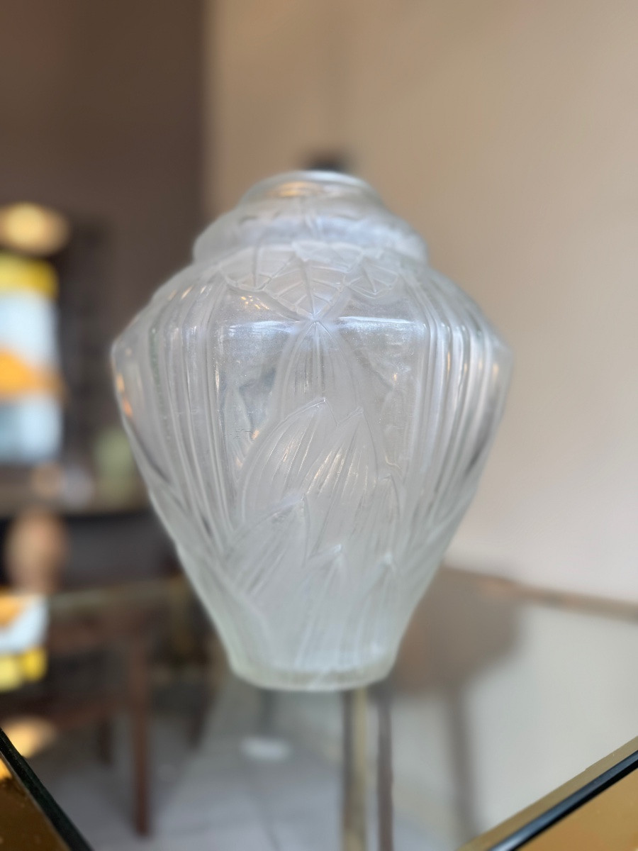 Vase Art Déco Modèle «  Iris » signé A. Hunebelle / Verre satiné blanc ( vases art deco 1930 ) -photo-4