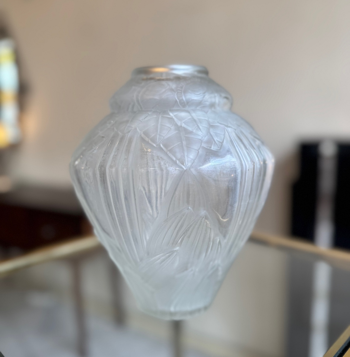 Vase Art Déco Modèle «  Iris » signé A. Hunebelle / Verre satiné blanc ( vases art deco 1930 ) 