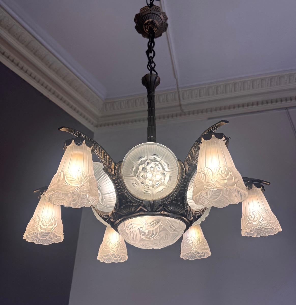 Belgian Art Deco Chandelier With Six Tulip-shaped Shades / Six Glass Portholes / A Central Cup (1930s)-photo-4