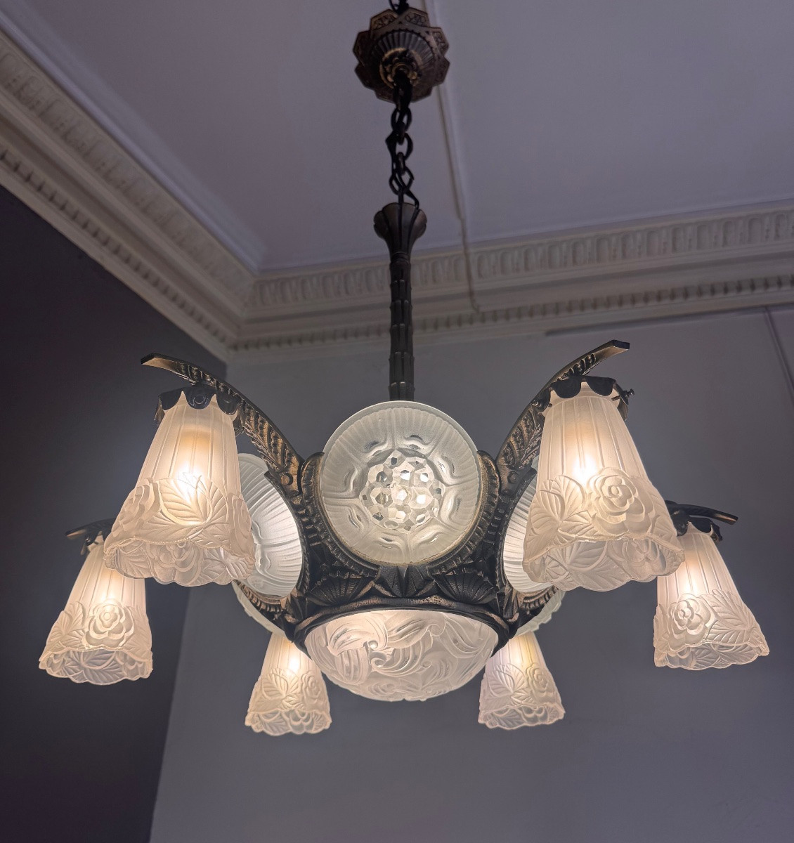 Belgian Art Deco Chandelier With Six Tulip-shaped Shades / Six Glass Portholes / A Central Cup (1930s)-photo-1