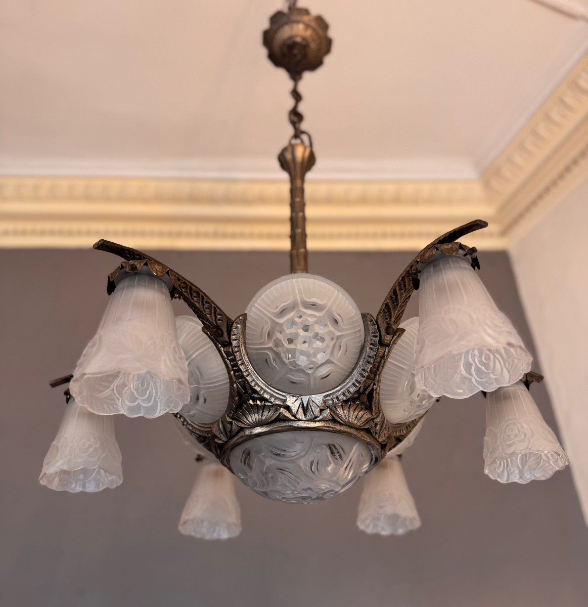 Belgian Art Deco Chandelier With Six Tulip-shaped Shades / Six Glass Portholes / A Central Cup (1930s)