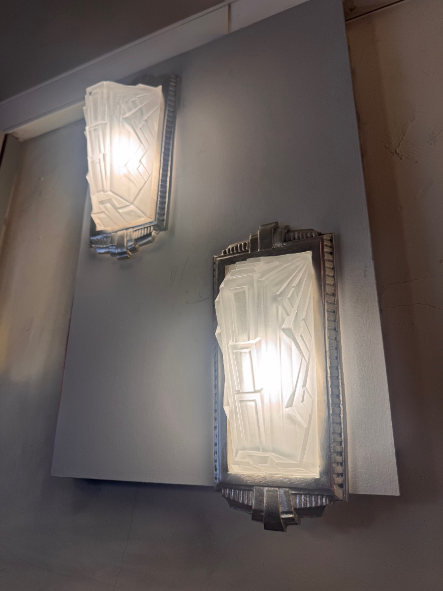 Pair Of Art Deco Sconces By Verreries Belges Et Lustrerie Bruxelloise / Bronze ( Sconce 1930 )