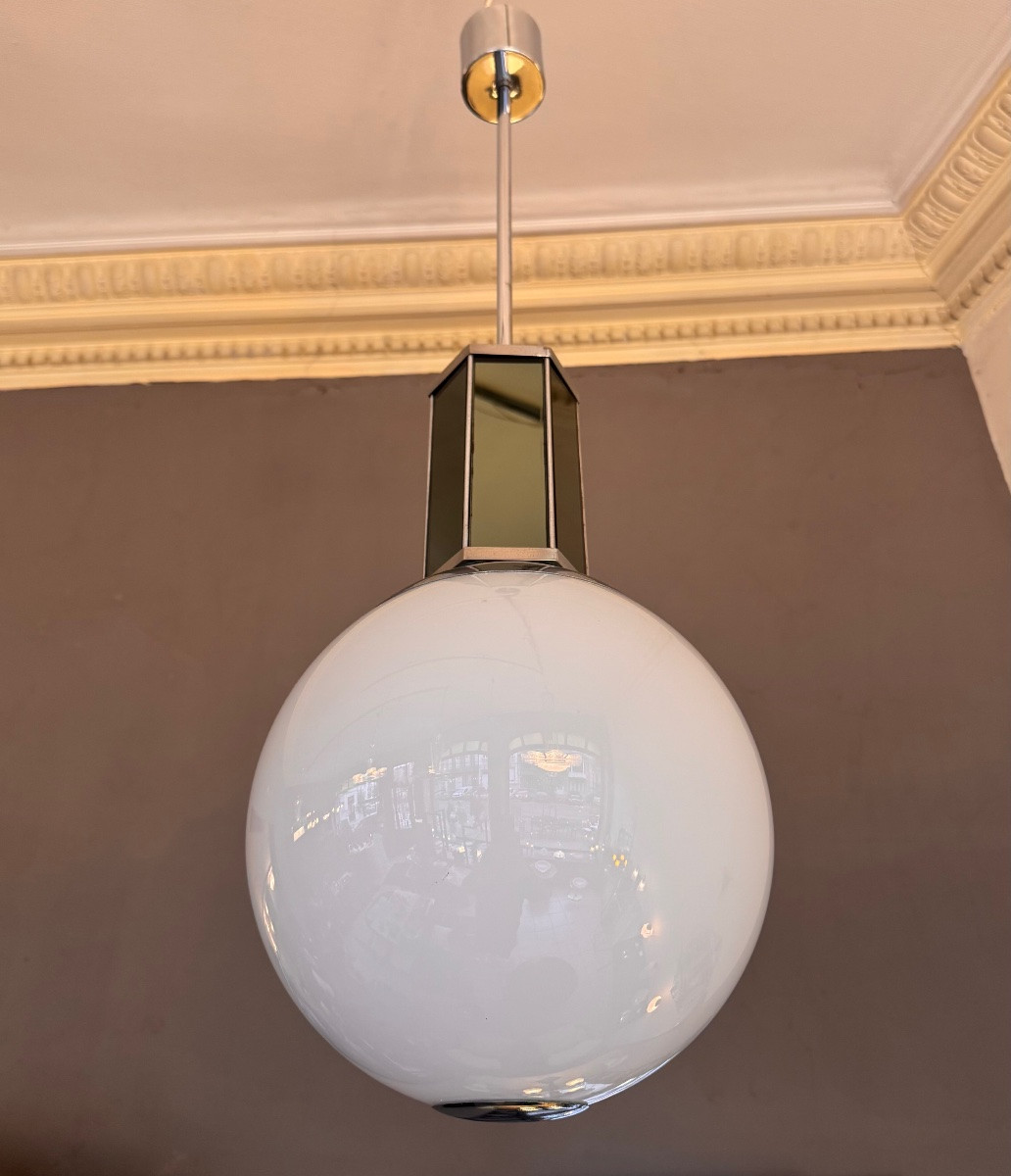 Suspension Art Déco Moderniste 1940 en opaline blanche et métal chromé + miroirs art deco 1930 -photo-2