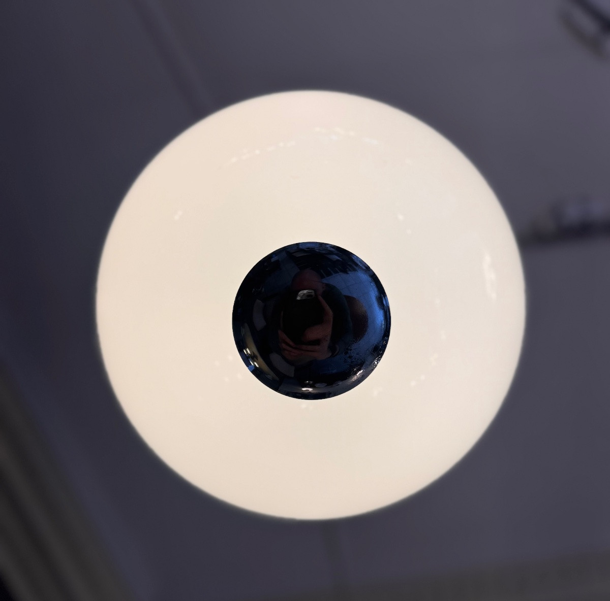 Suspension Art Déco Moderniste 1940 en opaline blanche et métal chromé + miroirs art deco 1930 -photo-2