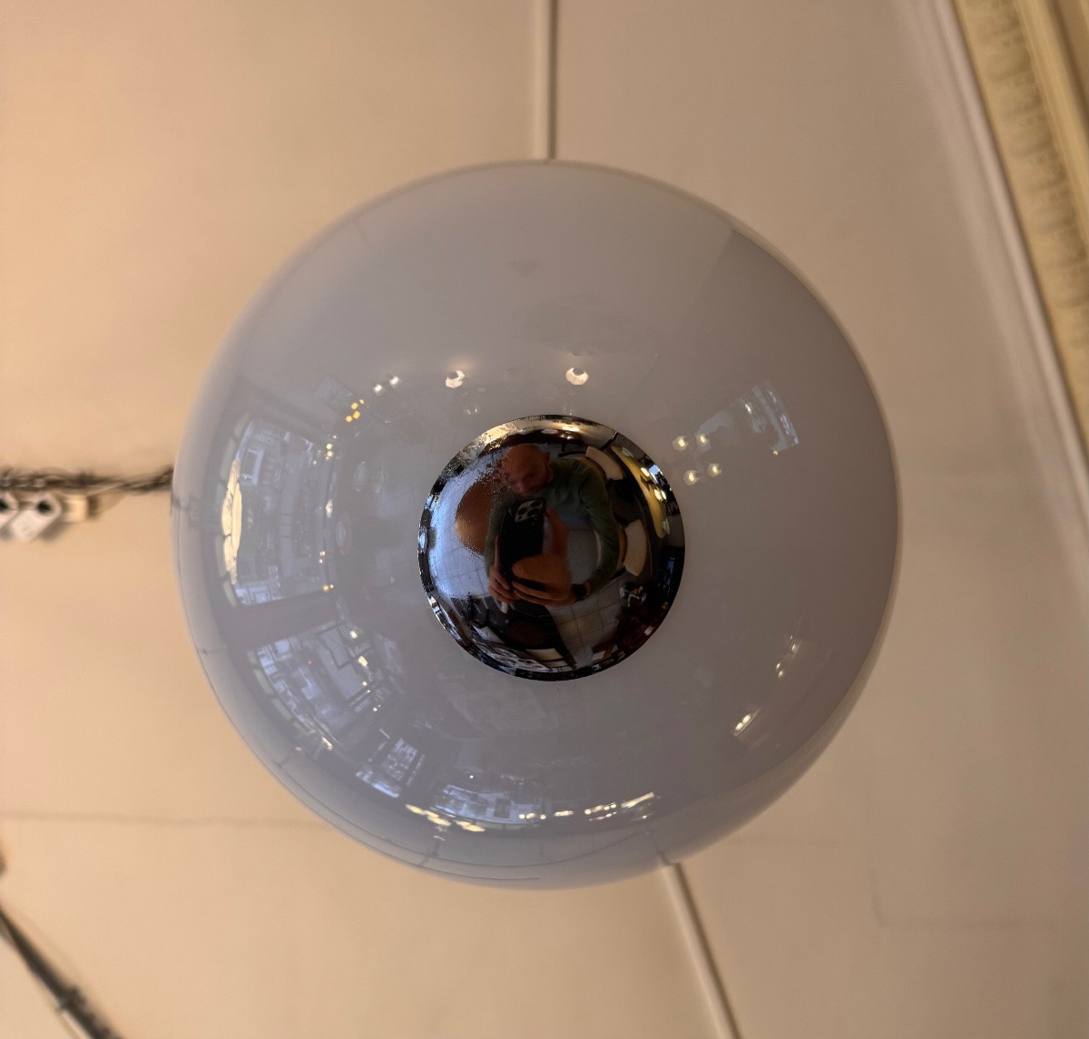 Suspension Art Déco Moderniste 1940 en opaline blanche et métal chromé + miroirs art deco 1930 -photo-7