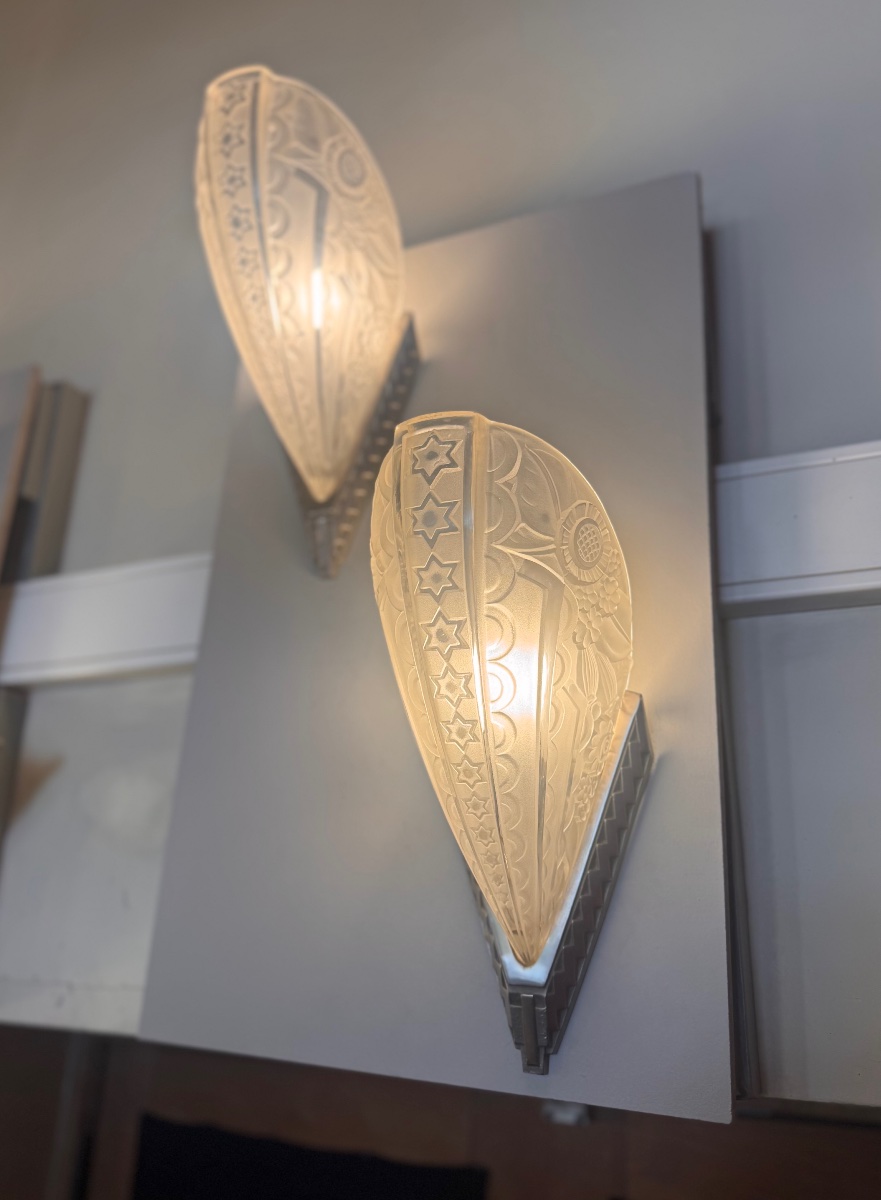 Pair Of Art Deco Wall Sconces Signed Donna Paris / Pressed Glass And Nickel-plated Bronze (art Deco, 1930) 