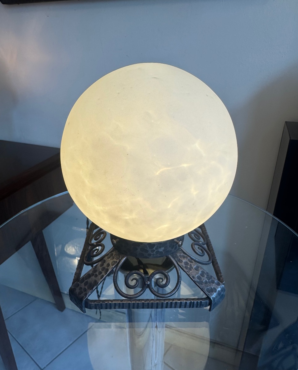 Lampe Art Déco « Boule » en verre blanc légèrement marbré / pied fer forgé patiné ( deco 1930 )-photo-2