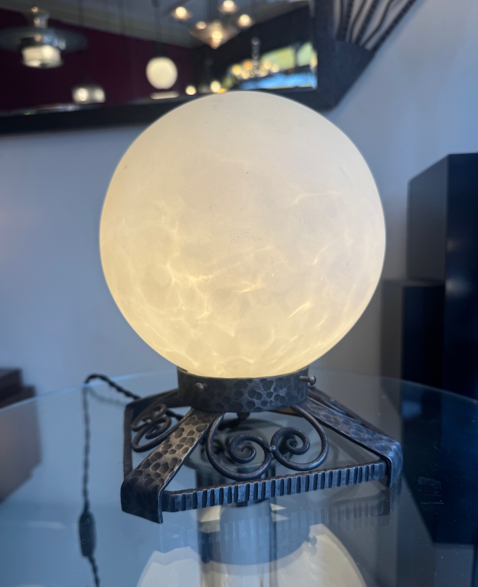 Lampe Art Déco « Boule » en verre blanc légèrement marbré / pied fer forgé patiné ( deco 1930 )-photo-4