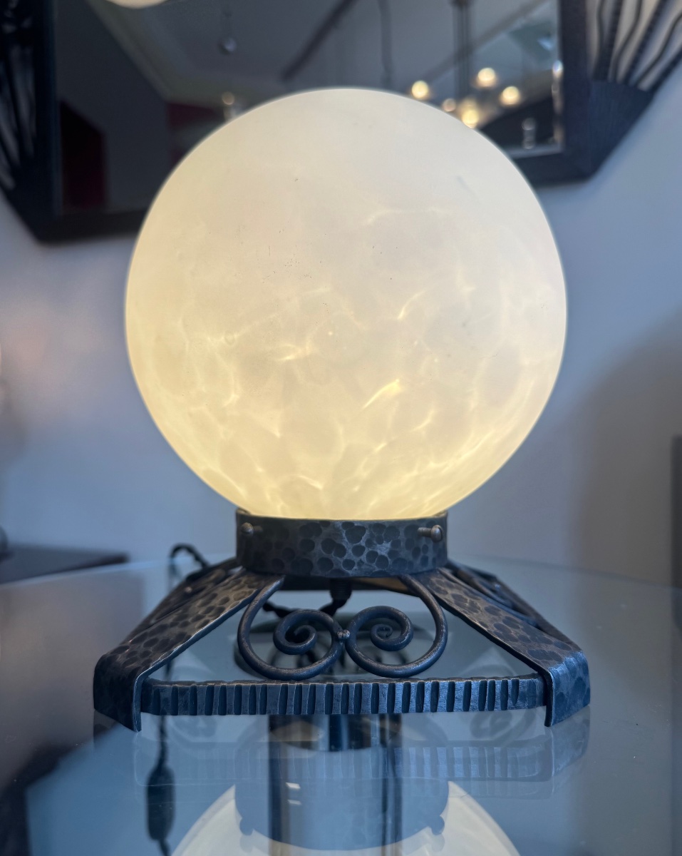 Lampe Art Déco « Boule » en verre blanc légèrement marbré / pied fer forgé patiné ( deco 1930 )-photo-1
