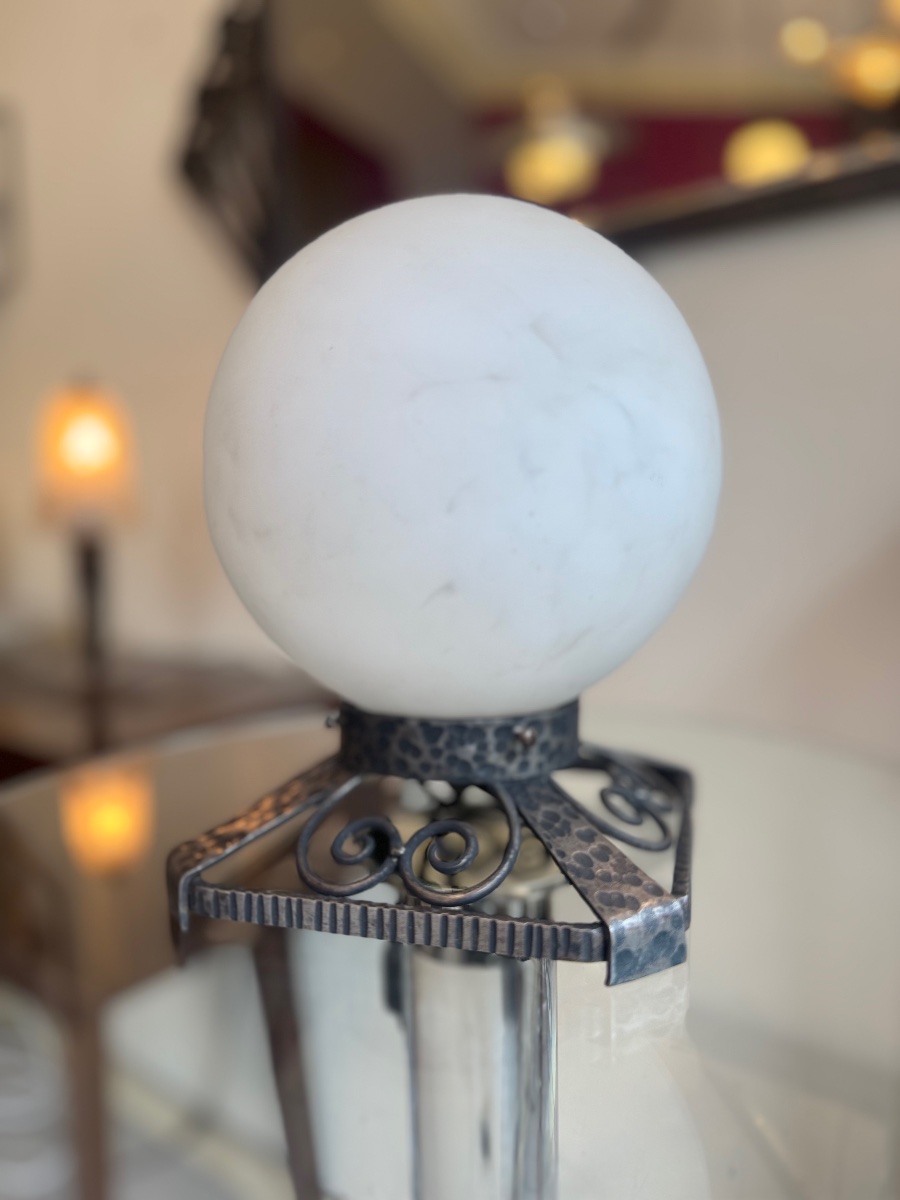 Lampe Art Déco « Boule » en verre blanc légèrement marbré / pied fer forgé patiné ( deco 1930 )-photo-4