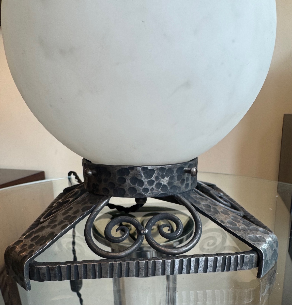 Lampe Art Déco « Boule » en verre blanc légèrement marbré / pied fer forgé patiné ( deco 1930 )-photo-5