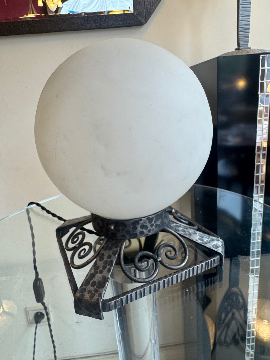Lampe Art Déco « Boule » en verre blanc légèrement marbré / pied fer forgé patiné ( deco 1930 )-photo-7