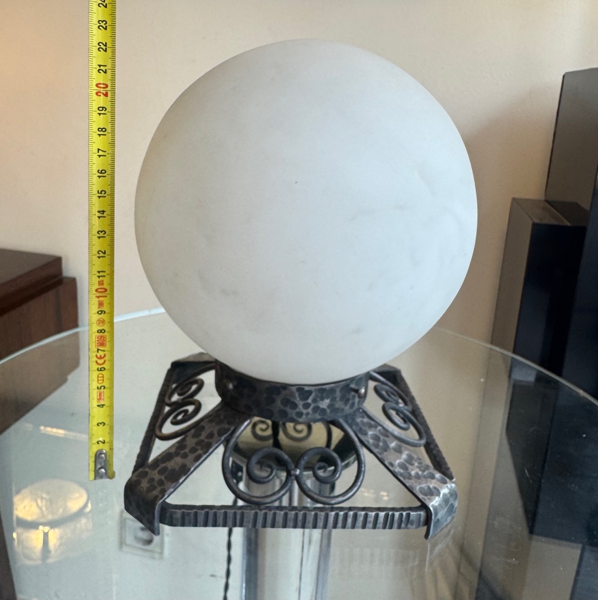 Lampe Art Déco « Boule » en verre blanc légèrement marbré / pied fer forgé patiné ( deco 1930 )-photo-8