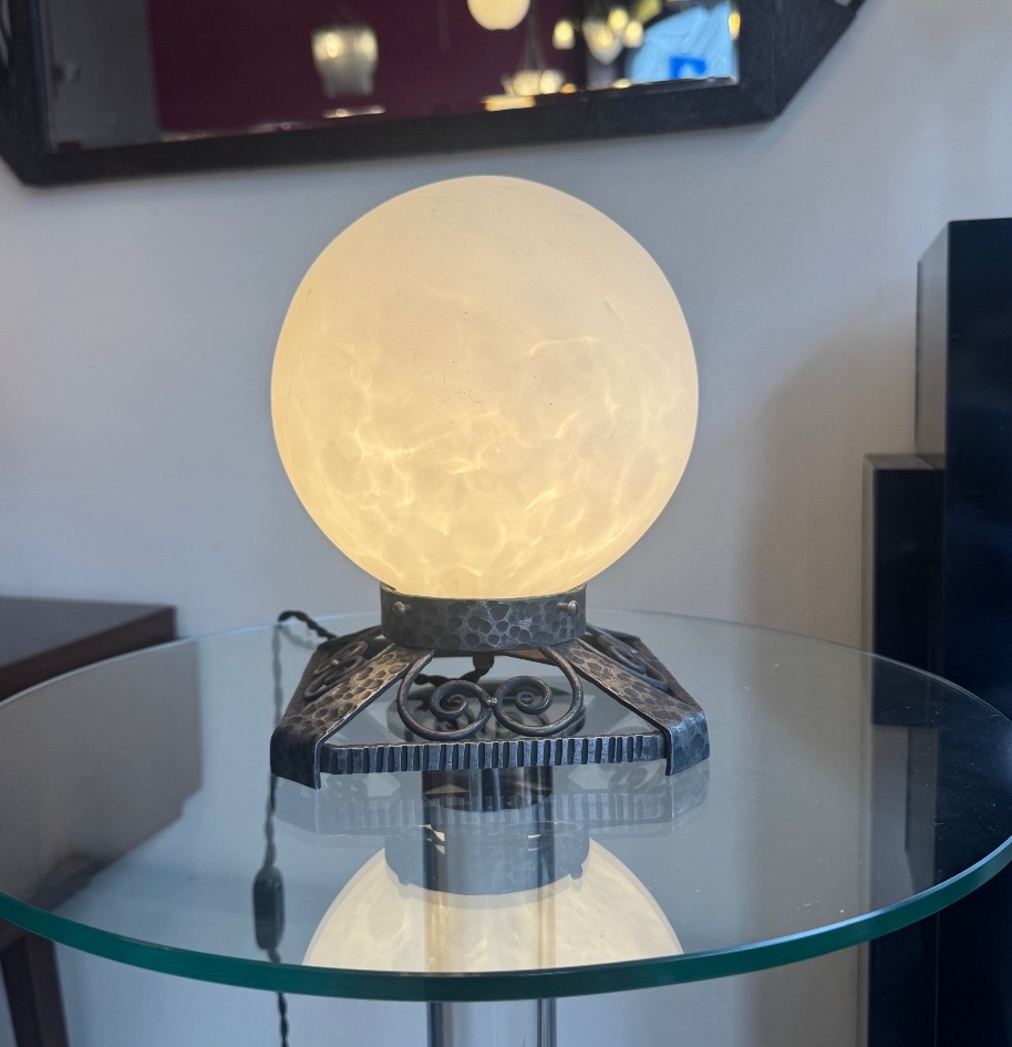Lampe Art Déco « Boule » en verre blanc légèrement marbré / pied fer forgé patiné ( deco 1930 )