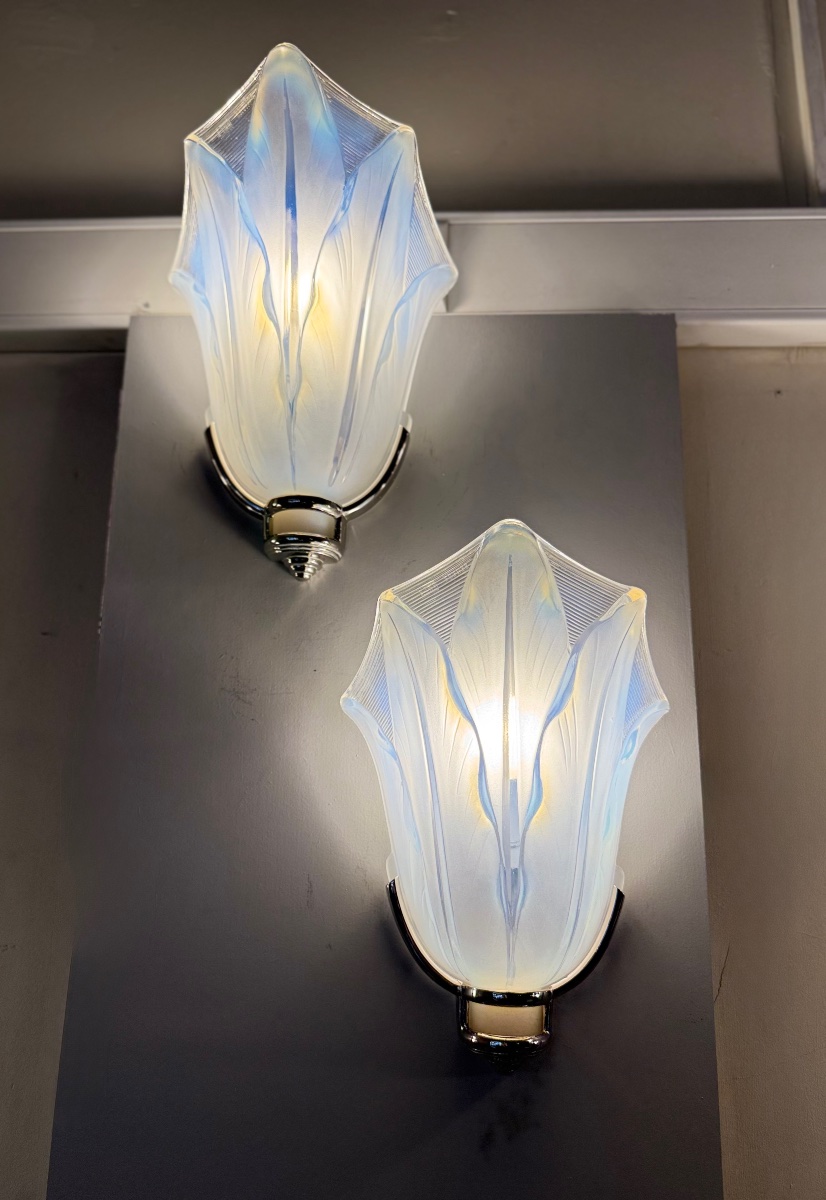 Pair Of Art Deco Wall Sconces By Jean Gauthier, Made Of Opalescent Glass, Signed Ezan France (1930s) -photo-4
